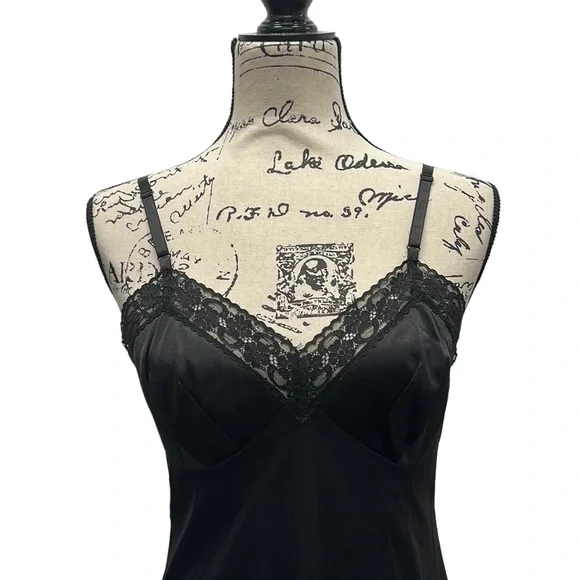 Vintage Black VANITY FAIR Dupont Nylon Nightgown Negligee Gown w Lace Trim 34